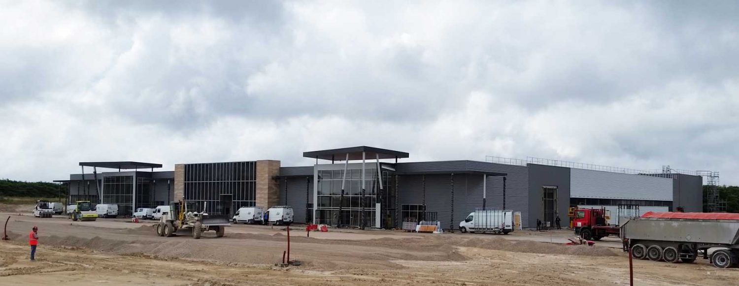 Centre commercial AUCHAN avec galerie marchande 10 magasins à Souppes sur Loing en Seine-et-Marne (77)